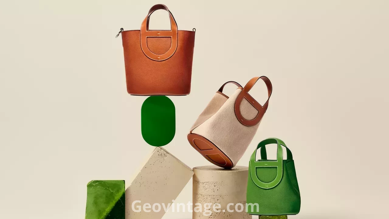 Un nuovo porto di scalo Un nuovo capo essenziale di ispirazione nautica, In-The-Loop di Hermès abbraccia la silhouette con flessibilità ed eleganza. Caratterizzata dall'emblematico motivo Chaine d'Ancre, questa borsa sfoderata emana il suo fascino leggero verso orizzonti più eleganti.